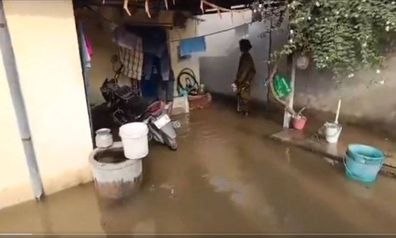 2 43 Telangana: Canal Breach Causes Severe Flooding in Mannempally Village