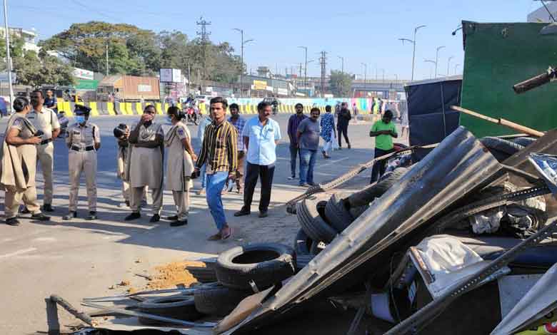 22 3 Hyderabad: GHMC Officials Demolish Roadside Structures in LB Nagar; Puncture Shop Owner Expresses Discontent