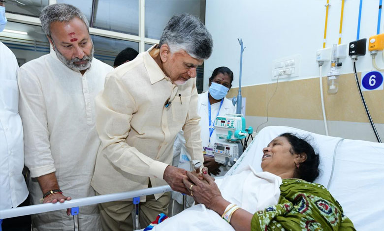 3 7 Tirupati Stampede: Andhra Pradesh CM Visits Injured Devotees in Hospital