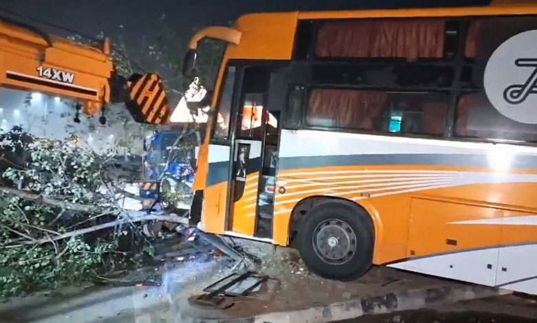 4 14 Telangana Road Accident: Two Killed in Bus Collision on Hyderabad-Vijayawada Highway Near Suryapet