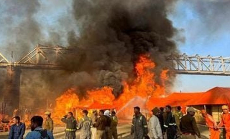 5 8 Mahakumbh Fire: PM Modi Speaks to CM Yogi Adityanath to Assess Situation