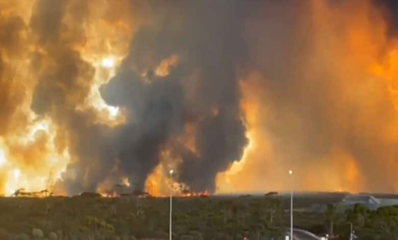 Western Australia: Homes Destroyed as Bushfires Threaten Towns