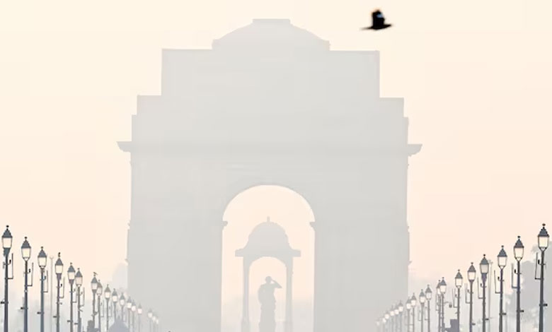 Delhi’s Air Quality Improves to ‘Poor’ Category Amid Cold Wave and Dense Fog