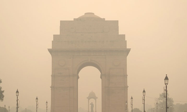 DELHI AIR 5 2 Dense Fog in Delhi Disrupts Flights and Trains, Air Quality Remains 'Very Poor'