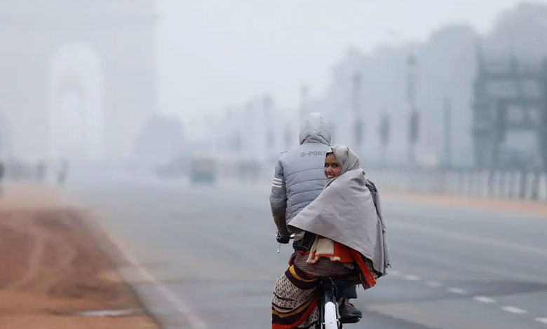 DELHI AIR 5 3 Dense Fog in Delhi Disrupts Flights and Trains, Air Quality Remains 'Very Poor'