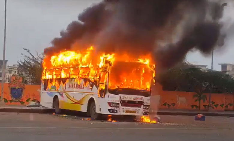 FIRE BUS 1 Maha Kumbh Mela Journey Turns Fatal: Telangana Man Dies in Bus Fire