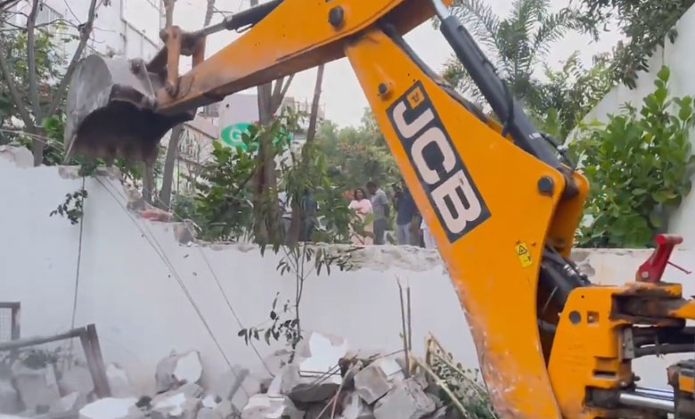 GHMC AT JUBILEE HILLS 2 1 Hyderabad: GHMC Clears Encroachment at Jubilee Hills Park Road No. 36 Following Mayor's Instructions