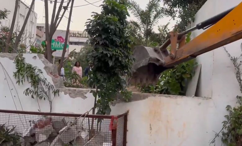 GHMC AT JUBILEE HILLS Hyderabad: GHMC Clears Encroachment at Jubilee Hills Park Road No. 36 Following Mayor's Instructions