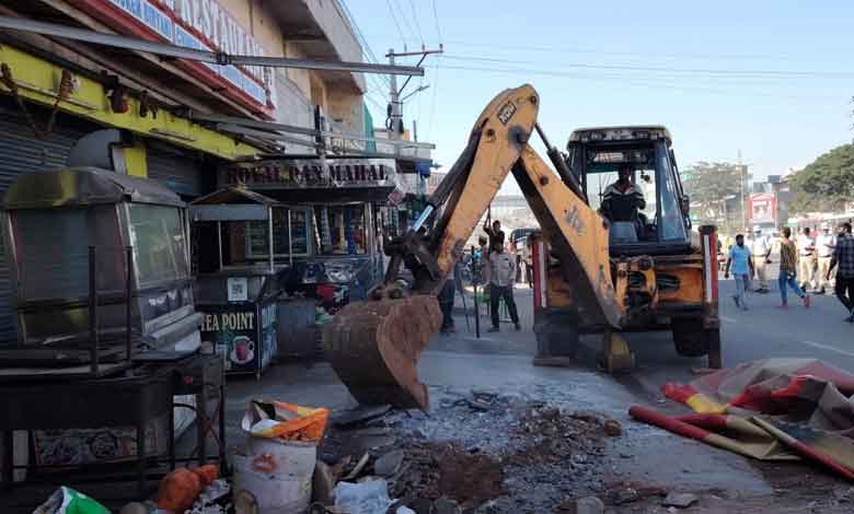 Hyderabad: GHMC Officials Demolish Roadside Structures in LB Nagar; Puncture Shop Owner Expresses Discontent