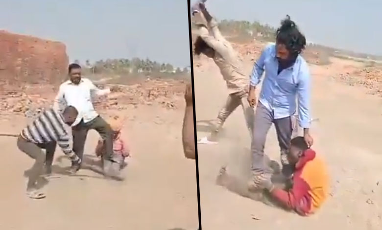 KARLABOUR 1 Karnataka: Labourers Brutally Thrashed for Returning Late to Work