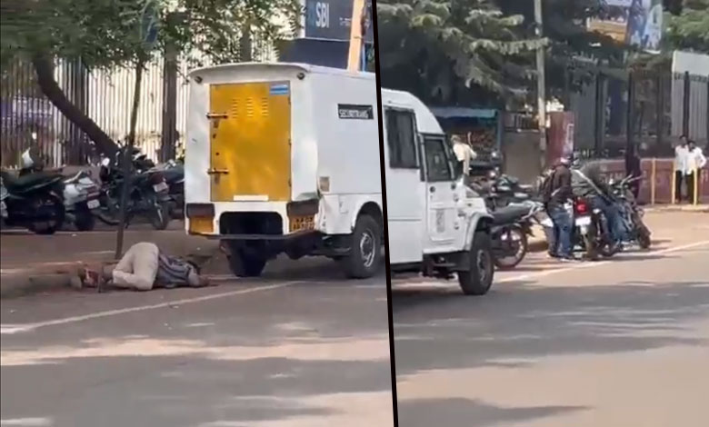 KARNTAKA3 1 Karnataka: Bike-Borne Robbers Shoot ATM Cash Vehicle Guard Dead, Loot Rs 93 Lakh in Bidar