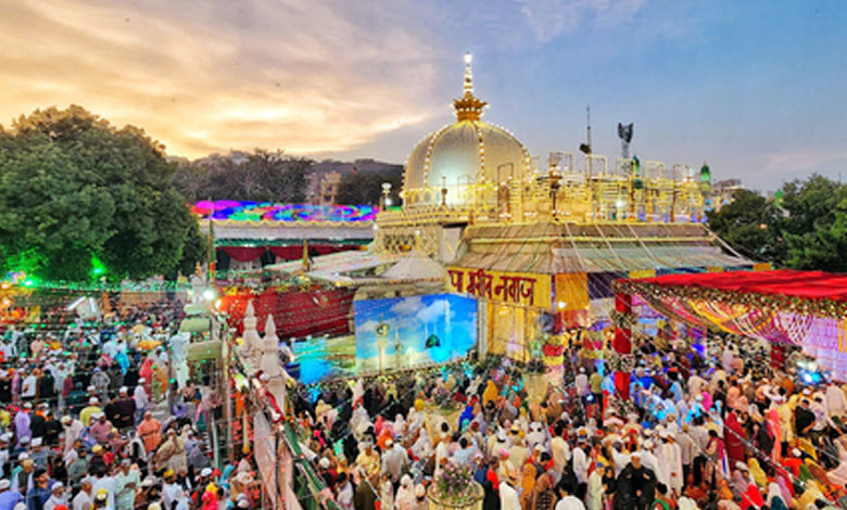 Pakistani Pilgrims Present 'Chadar' at Ajmer Sharif During 813th Urs of Khwaja Moinuddin Chishti