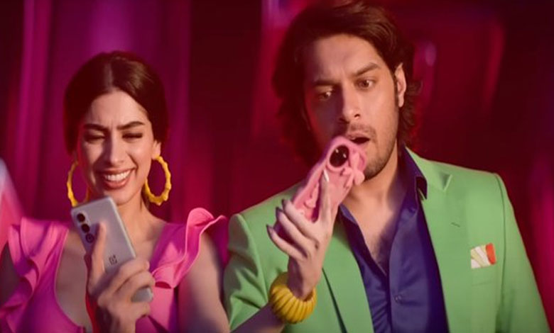 LOVE HO GAYA Janhvi and Khushi Kapoor Recreate 'Loveyapa Hogaya' Hookstep with a Special Appearance by 'Papa' Boney Kapoor