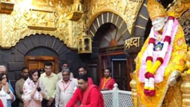 Raveena Tandon Seeks Blessings at Sai Baba Temple in Shirdi