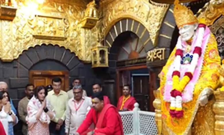 Raveena Tandon Seeks Blessings at Sai Baba Temple in Shirdi