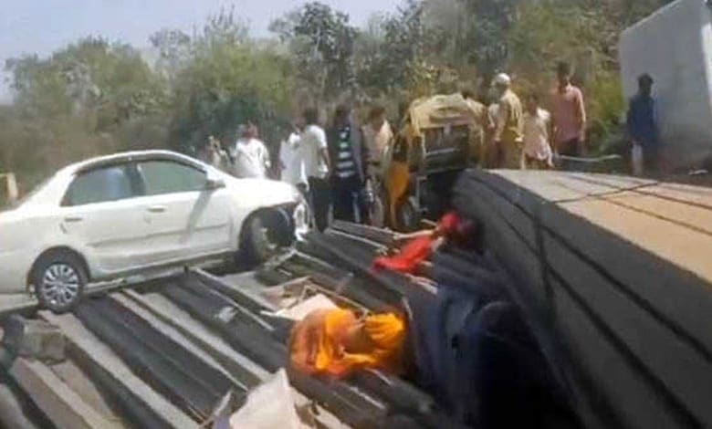 Four Killed, Three Injured in Tragic Accident as Iron Poles Fall on Autorickshaws in Telangana