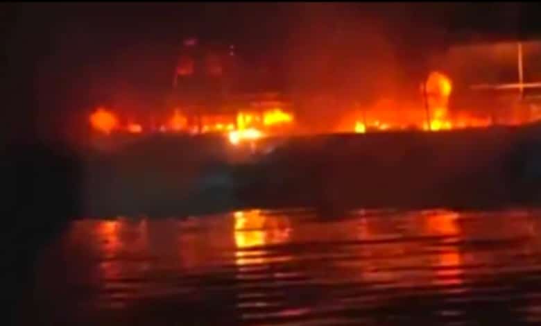 Massive Fire Breaks Out at Hussain Sagar During Republic Day Fireworks in Hyderabad, 1 injured