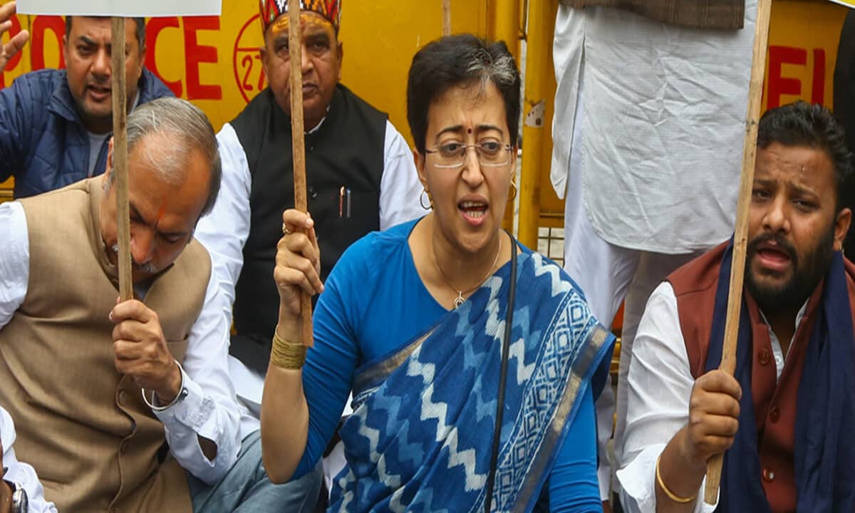 Atishi Leads Sit-in After Suspended Opposition MLAs Denied Entry into Delhi Assembly