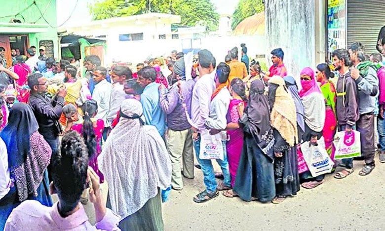 121 50 Long Queues for New Ration Card Applications at 'Mee Seva' Centers in Telangana