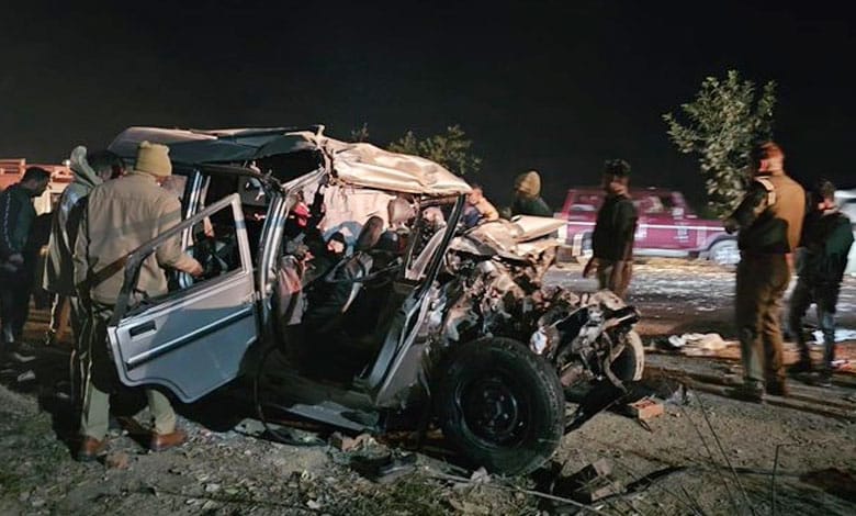 Major Road Accident in Prayagraj: 10 Devotees Killed, 19 Injured in Bolero-Bus Collision