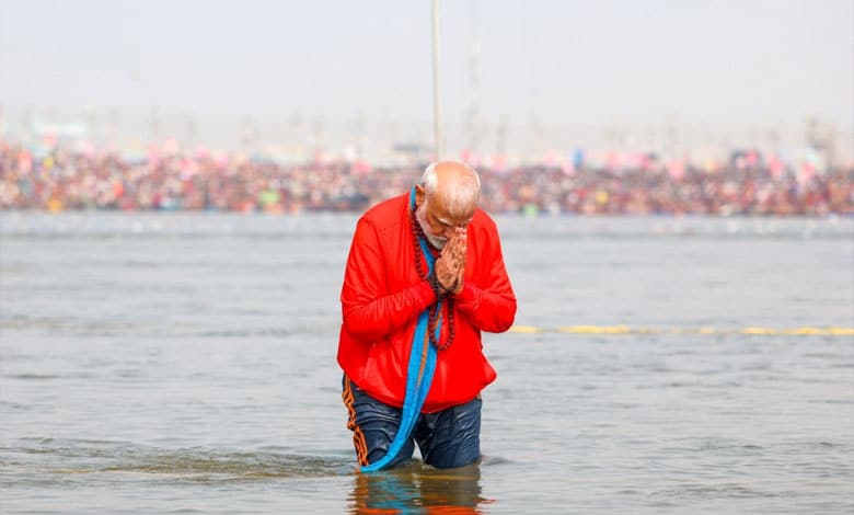 MODI 17 Maha Kumbh 2025: PM Modi Takes Holy Dip at Sangam