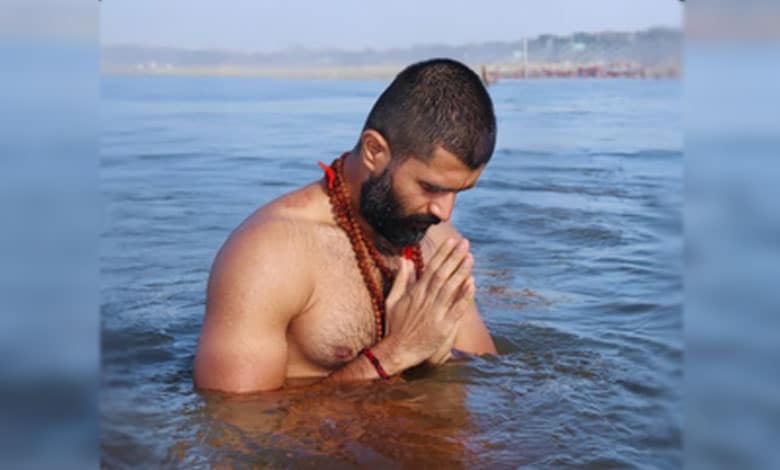 Vijay Deverakonda’s Sacred Kumbh Mela Journey: A Tribute to Roots and Origins!