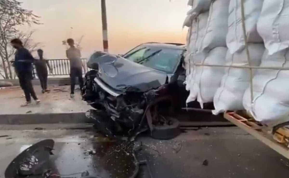 Hyderabad: Car Spirals Out of Control and Crashes at NTR Ghat