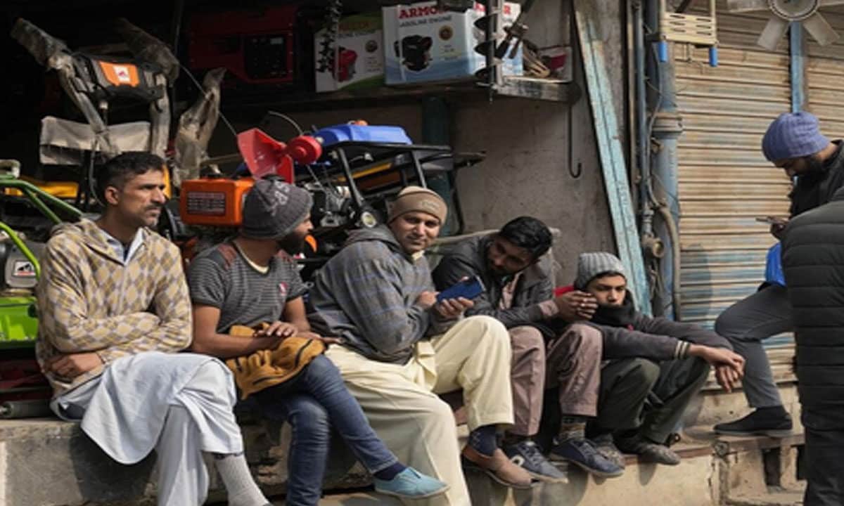 Pakistan Faces 18-Hour Power Outages During Ramadan, Citizens Struggle