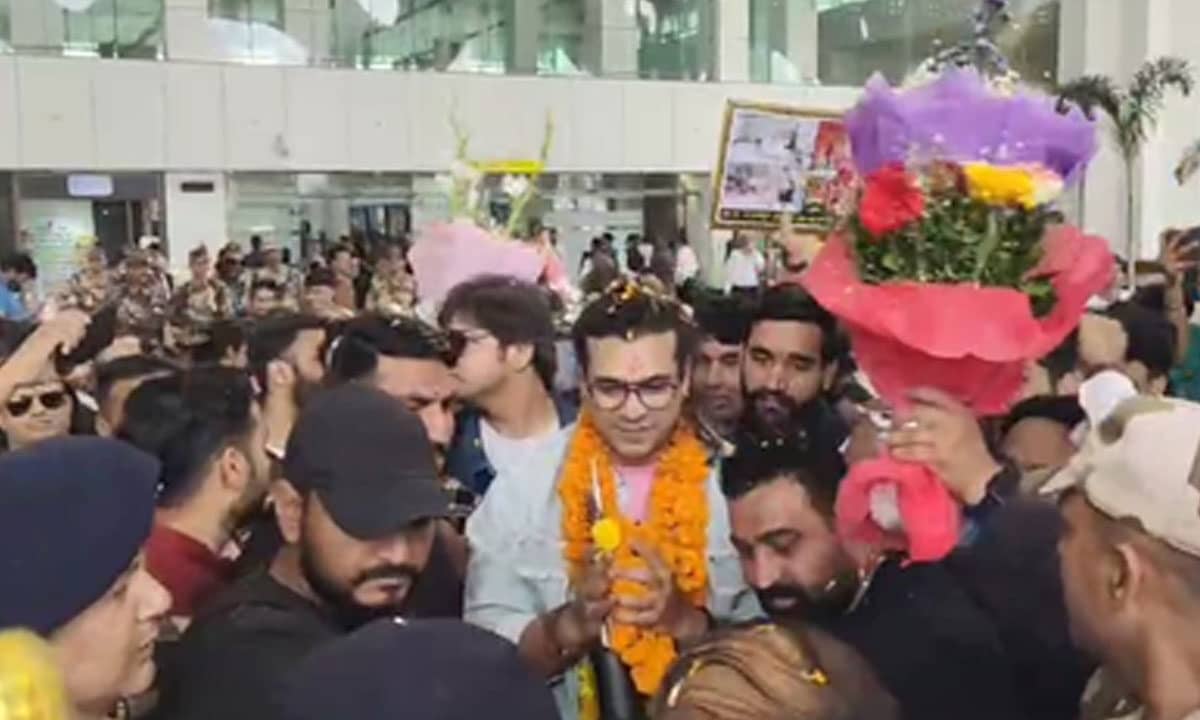 Jubin Nautiyal Receives Grand Welcome by Fans at Dehradun Airport