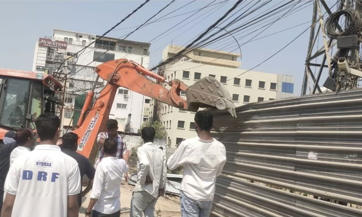 Hyderabad | Hydraa Demolishes Illegal Constructions: Manikonda Nala Encroachment Cleared