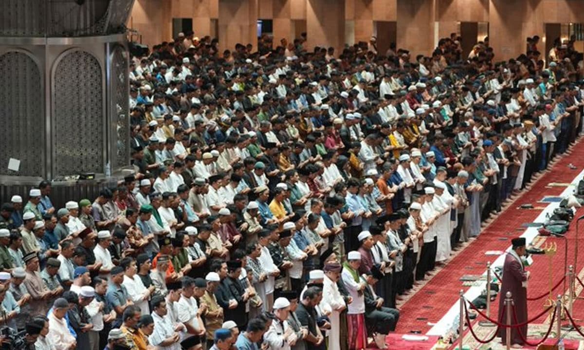 Millions of Muslims in Indonesia Mark Start of Ramadan with Prayers