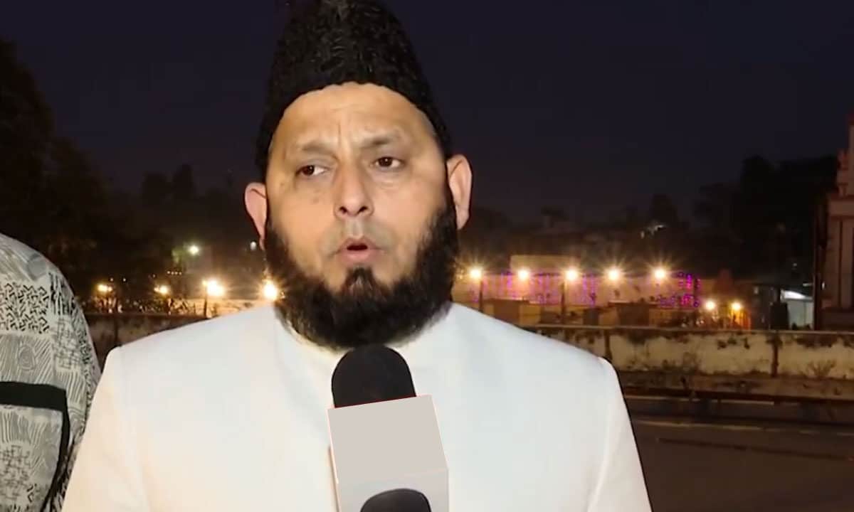 Lucknow Eidgah Imam Urges Muslims to Offer Juma Namaz at Local Mosques on Holi