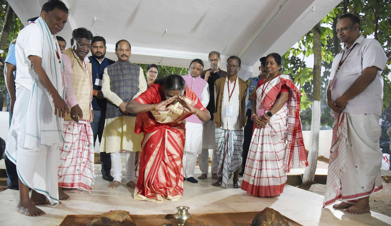 President Murmu Becomes First Sitting President to Visit Sabarimala Shrine