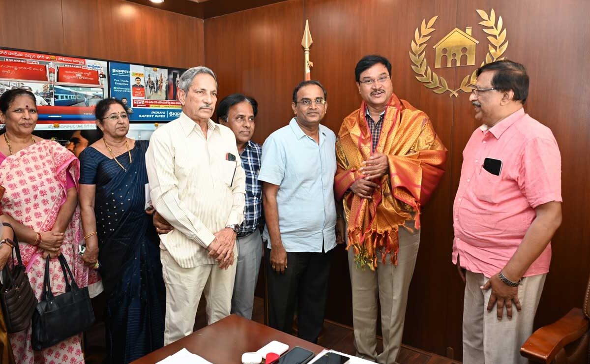 HYDRA Commissioner A.V. Ranganath Felicitated for Protecting Rayadurgam Lake from Encroachment