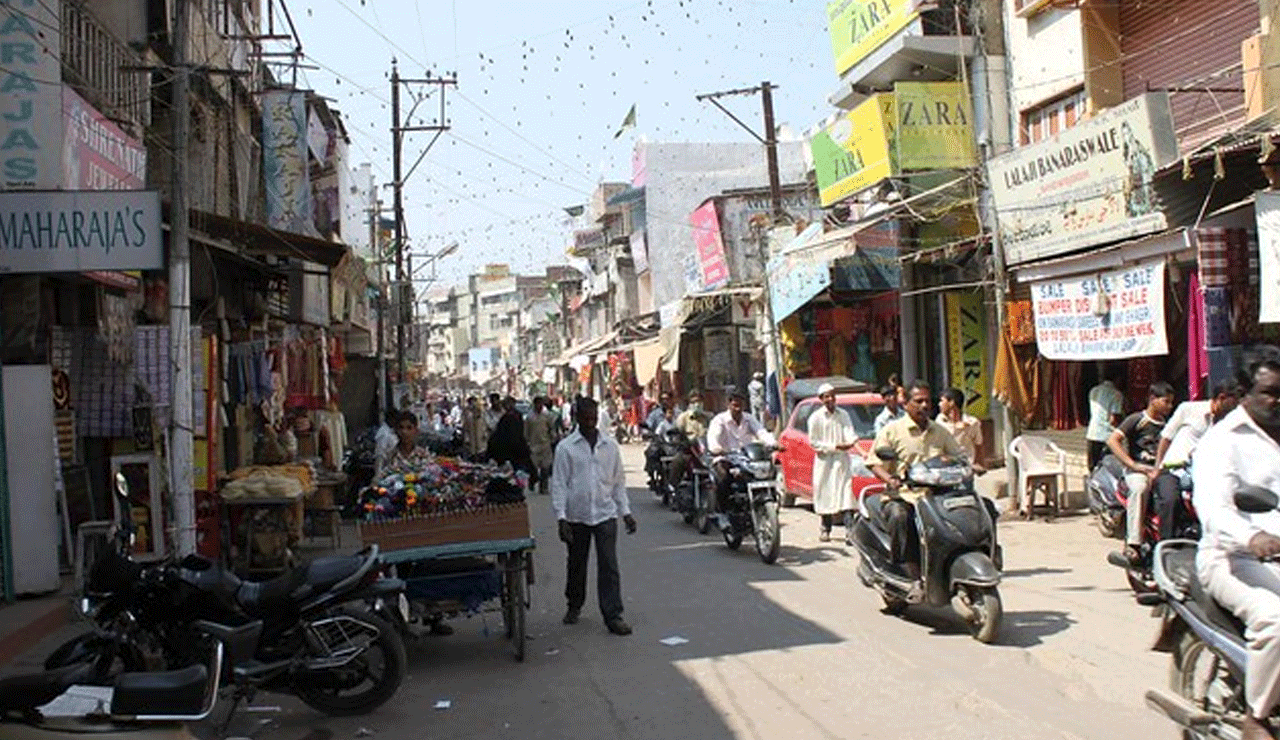 Hyderabad’s Chaitanyapuri Turns into a Bazaar: Traffic Jams and Encroachments Plague Residential Zone