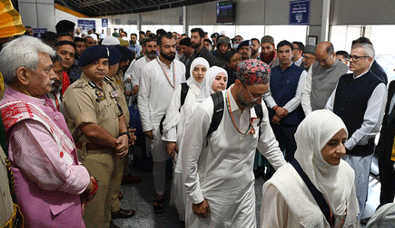 J&K L-G flags off first batch of Hajj pilgrims from Srinagar airport