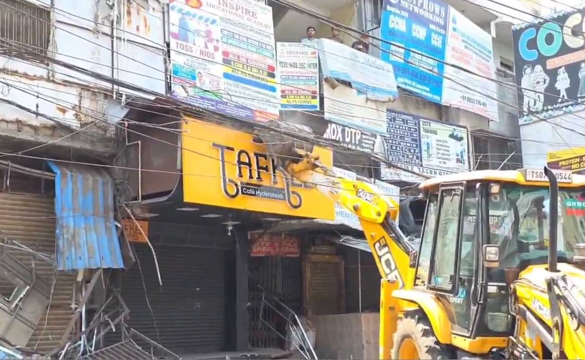 HYDRAA Demolishes Illegal Encroachments in Mehdipatnam