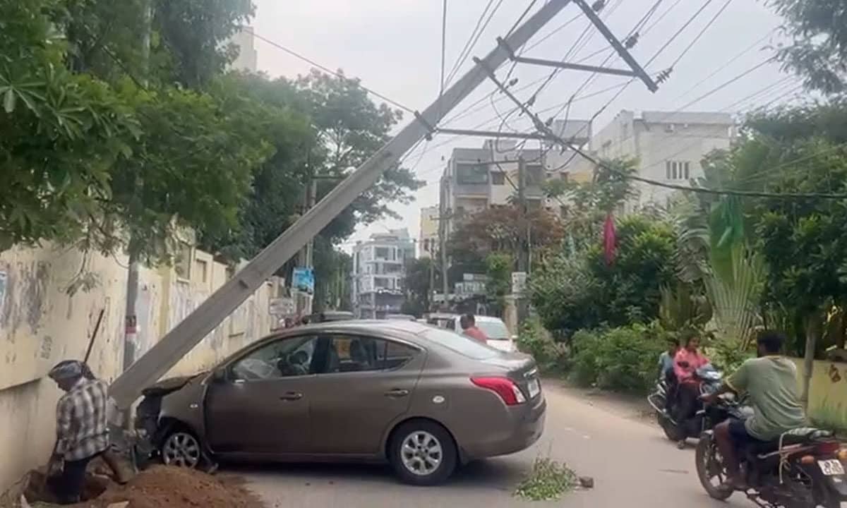 Hyderabad: High-Speed Car Crash Near Vaddepalli Enclave in Kukatpally; Investigation Underway