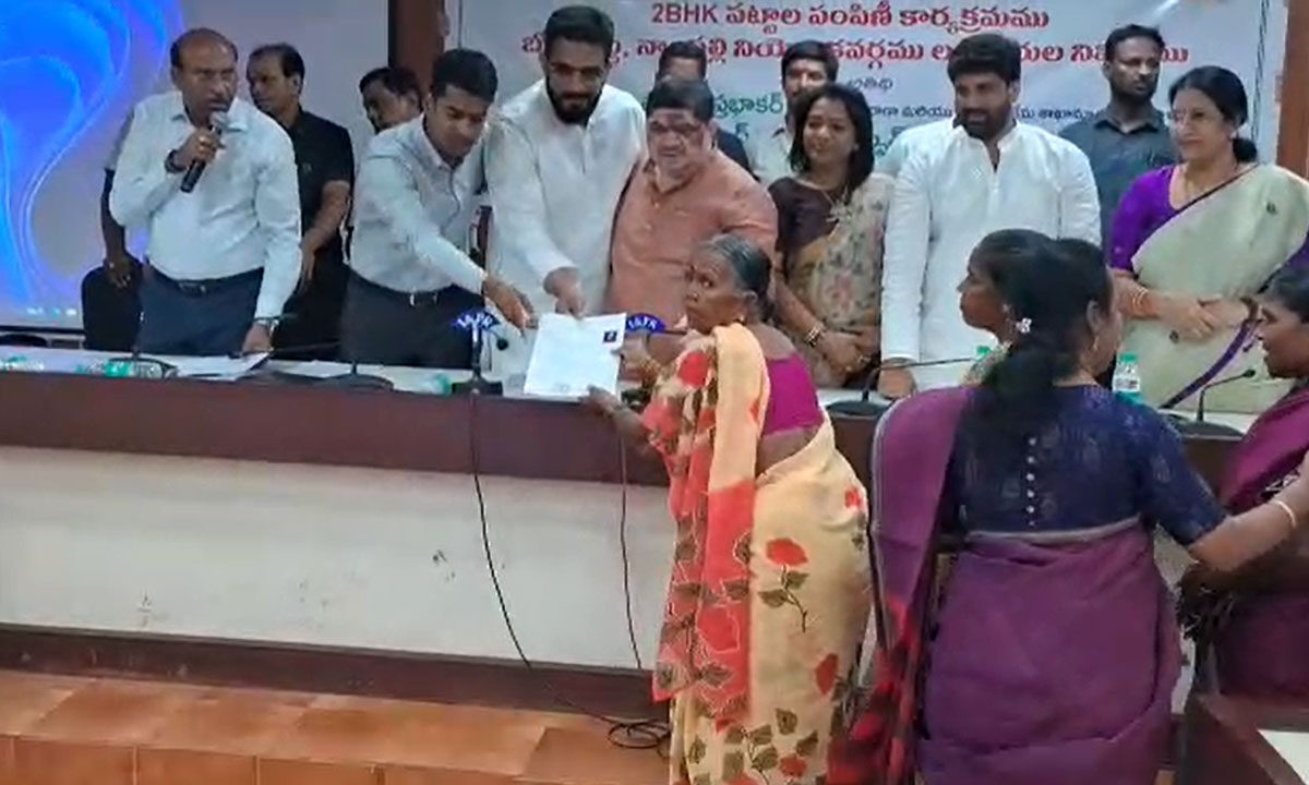 520 Families Get 2BHKs in Nampally; 1,800 More Coming in 73 Blocks: Minister Ponnam Prabhakar