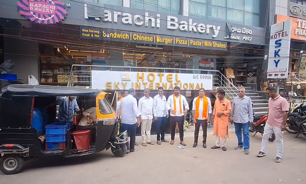 BJP Leaders Protest Against 'Karachi Bakery' Name in Shamshabad, Attempt to Remove Signboard
