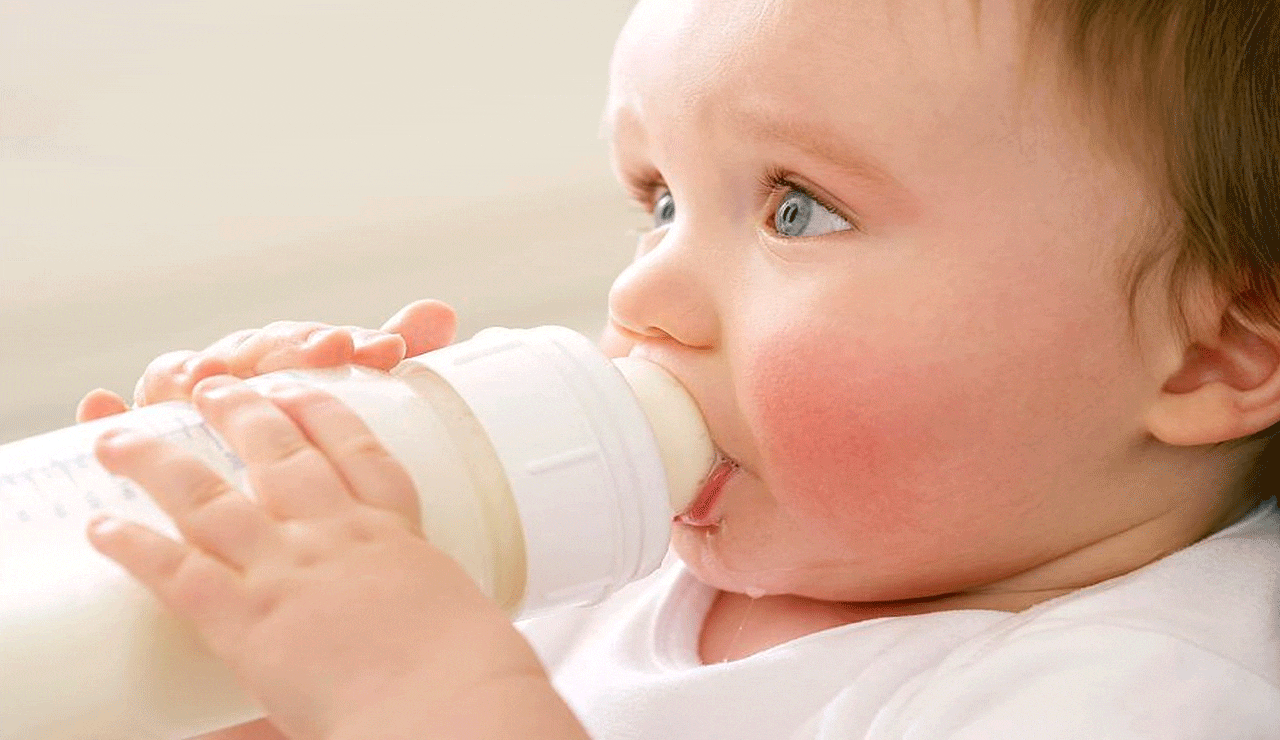 Health Tips | Are You Feeding Milk to Your Baby in a Plastic Bottle? Experts Warn of Serious Health Risks if You Don't Stop Now!