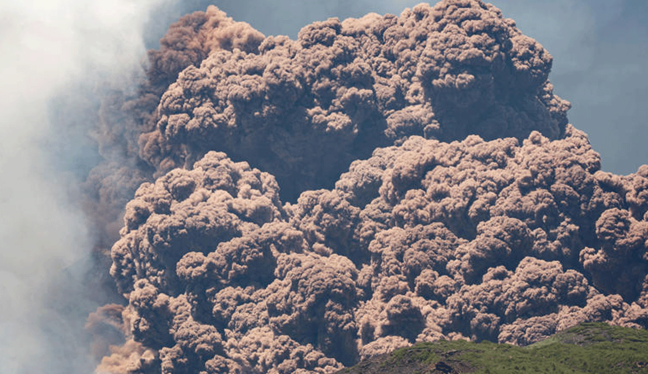 1 10 Mount Etna Erupts Violently, Sends Tourists Fleeing in Panic
