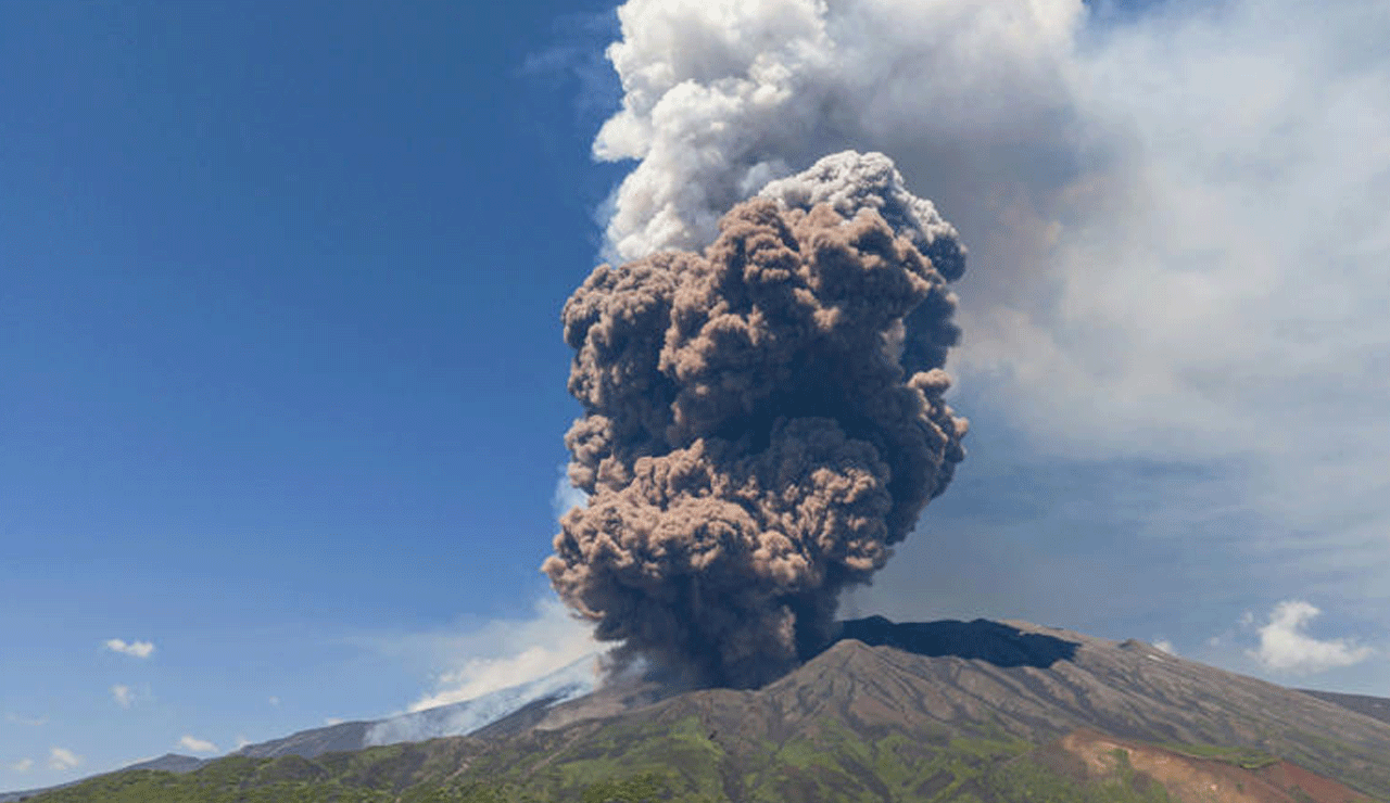 1 12 Mount Etna Erupts Violently, Sends Tourists Fleeing in Panic