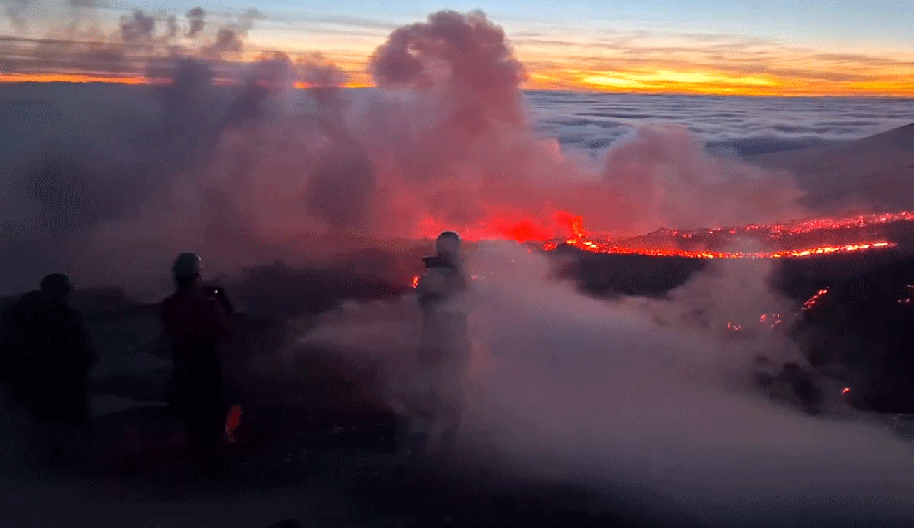 1 13 Mount Etna Erupts Violently, Sends Tourists Fleeing in Panic