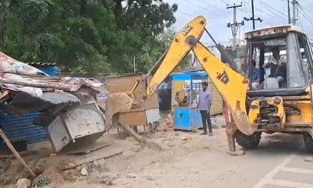 Hyderabad: GHMC Bulldozes Footpath Encroachments in Mailardevpally Amid Heavy Police Deployment