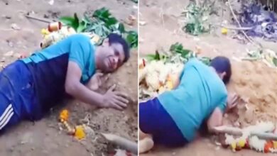 "I Want to Stay Here Too…" — Father Weeps at Son’s Grave After Bengaluru Stampede Tragedy