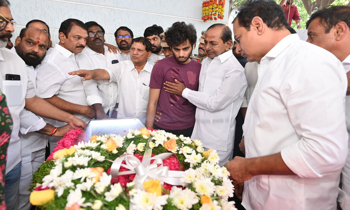 KCR Pays Last Respects to Jubilee Hills MLA Gopinath, Consoles Bereaved Family