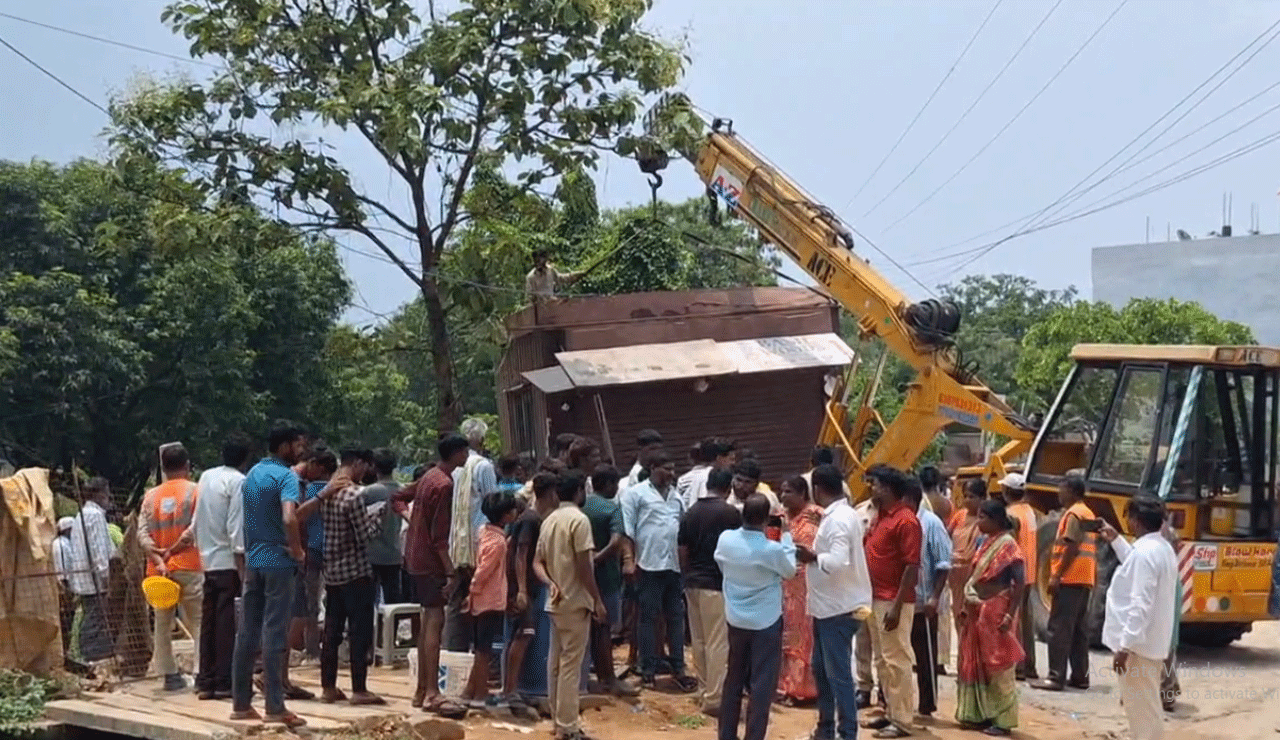 Tension in Shamshabad: Street Vendors Evicted in Major Crackdown Near Shatamrai Road