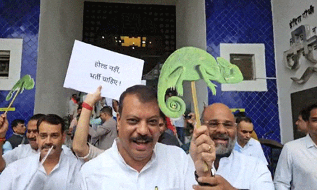 Congress stages 'colour protest' as MP Assembly opens Monsoon session