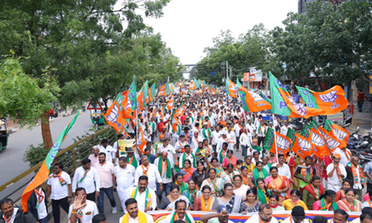 BJP protests against Karnataka govt on poor fertilizer supply to farmers